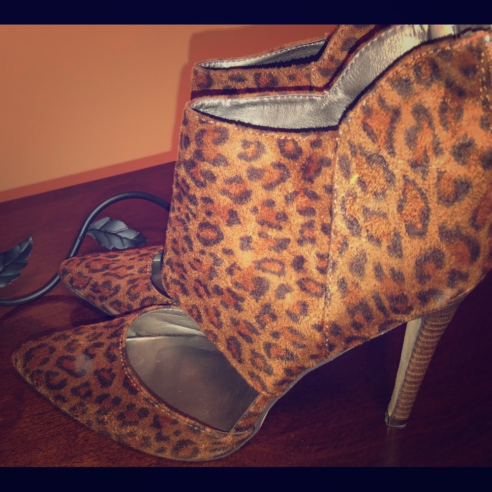 Michael Antonio animal print pumps